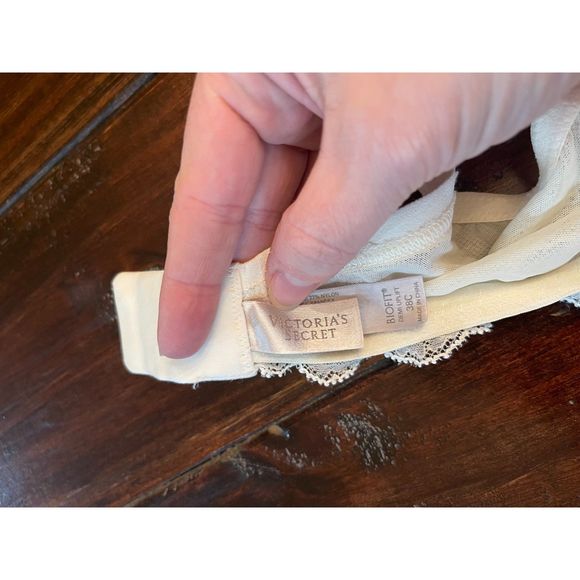 Victoria's Secret Bio Fit Demi Uplift 38C Ivory Lace Bra - Picture 2 of 3